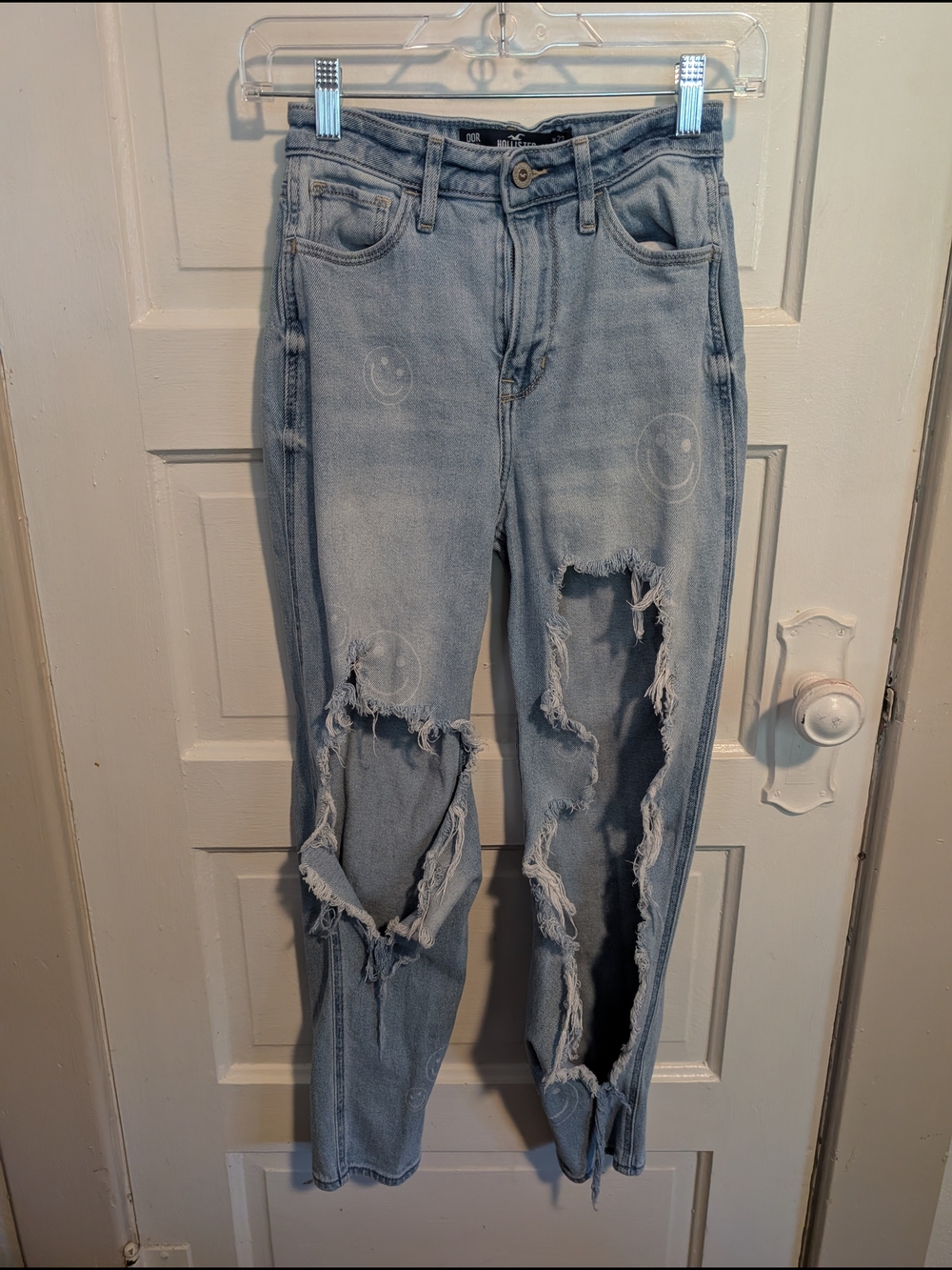 Size 00R Light Blue Smiley Face Print Distressed High Rise Mom Jeans Hollister